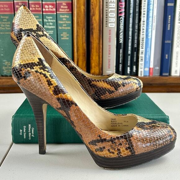 Coach Snakeskin Leather Platform Closed Toe Heels 9.5 Feminine Trendy MSRP $300 - Picture 1 of 8